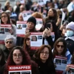 عائلات المحتجزين الإسرائيليين بغزة تطالب بصفقة تبادل تضمن إعادة جميع المحتجزين - 3 - سيناء الإخبارية