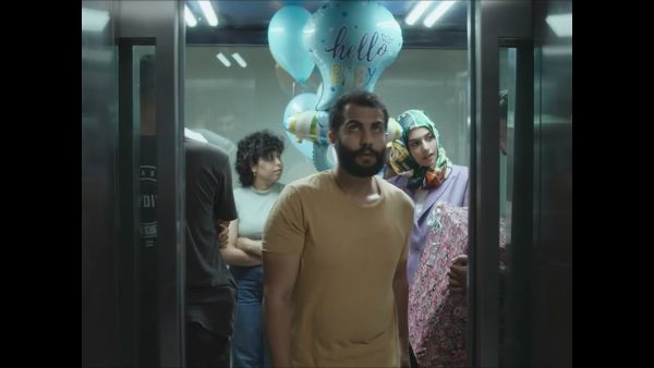 في قاعة الانتظار.. رحلة مؤثرة في عمق الذاكرة الفلسطينية وصمود الإنسان - 1 - سيناء الإخبارية