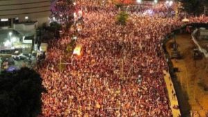 مئات المتظاهرين يغلقوا شارعا مؤديا لوزارة الدفاع بتل أبيب للمطالبة بإتمام صفقة تبادل - 3 - سيناء الإخبارية