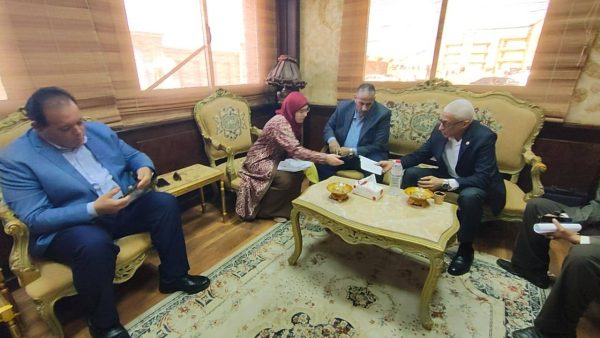 مجاور يلتقي عدد من مواطني شمال سيناء عقب انتهاء المنتدى الوطني لبناء الوعي - 5 - سيناء الإخبارية