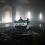 مقاتلون من الفصائل المسلحة بسوريا يشعلون النيران في قبر الرئيس السوري الأسبق حافظ الأسد - 3 - سيناء الإخبارية