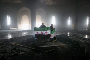 مقاتلون من الفصائل المسلحة بسوريا يشعلون النيران في قبر الرئيس السوري الأسبق حافظ الأسد - 3 - سيناء الإخبارية