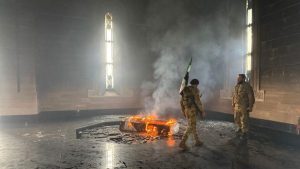 مقاتلون من الفصائل المسلحة بسوريا يشعلون النيران في قبر الرئيس السوري الأسبق حافظ الأسد - 1 - سيناء الإخبارية