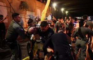 مواجهات بين متظاهرين ضد حكومة نتنياهو وشرطة الاحتلال في القدس - 3 - سيناء الإخبارية