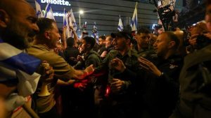 مواجهات بين متظاهرين ضد حكومة نتنياهو وشرطة الاحتلال في القدس - 1 - سيناء الإخبارية