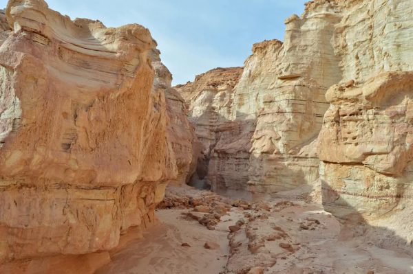 جنوب سيناء: لوحة فنية طبيعية تجمع بين صحراء النقب الساحرة ووديان نويبع الخلابة - 1 - سيناء الإخبارية