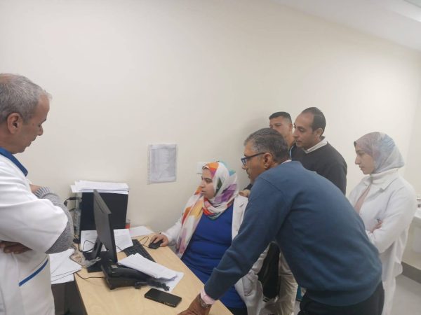 مدير الرعاية الثانوية يتفقد مجمع الفيروز الطبي بطور سيناء لتقييم مستوى الخدمات الصحية - 3 - سيناء الإخبارية