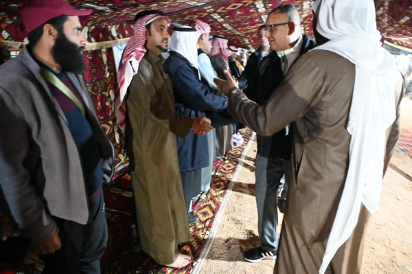 محافظ جنوب سيناء يشارك في مأدبة عشاء القبائل والوفود المشاركين في مهرجان الهجن - 7 - سيناء الإخبارية