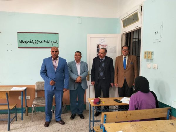 رئيس الإدارة المركزية للمجمعات التعليمية يتفقد لجان امتحانات الشهادة الإعدادية بشرم الشيخ - 17 - سيناء الإخبارية