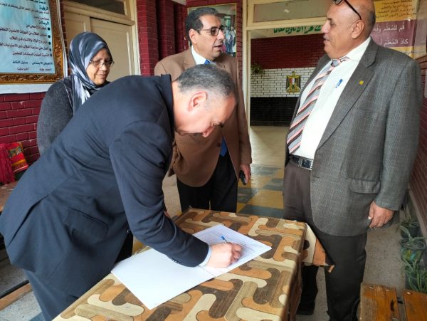 رئيس الإدارة المركزية للمجمعات التعليمية يتفقد لجان امتحانات الشهادة الإعدادية بشرم الشيخ - 9 - سيناء الإخبارية
