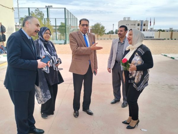 رئيس الإدارة المركزية للمجمعات التعليمية يتفقد لجان امتحانات الشهادة الإعدادية بشرم الشيخ - 11 - سيناء الإخبارية