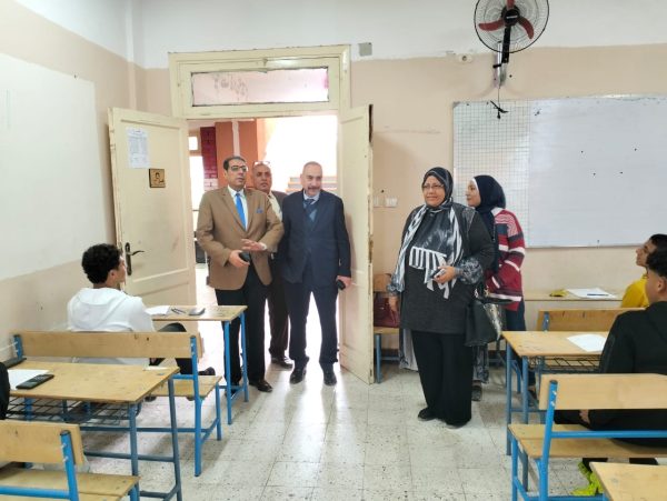 رئيس الإدارة المركزية للمجمعات التعليمية يتفقد لجان امتحانات الشهادة الإعدادية بشرم الشيخ - 3 - سيناء الإخبارية