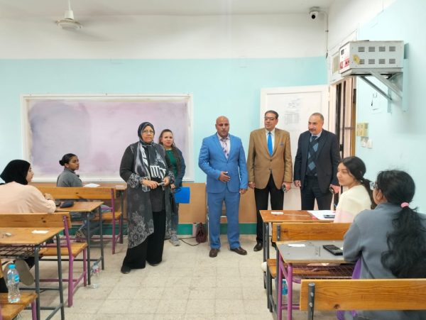 رئيس الإدارة المركزية للمجمعات التعليمية يتفقد لجان امتحانات الشهادة الإعدادية بشرم الشيخ - 1 - سيناء الإخبارية