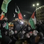 انطلاق حافلات الأسرى الفلسطينيين المفرج عنهم من سجن عوفر إلى الضفة الغربية - 1 - سيناء الإخبارية