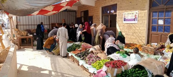 افتتاح سوق اليوم الواحد بمدينة أبو رديس لتوفير السلع الغذائية بأسعار مخفضة - 1 - سيناء الإخبارية