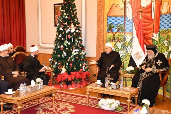 شيخ الأزهر يرافقه قيادات المؤسسات الدينية يهنئون البابا تواضروس بعيد الميلاد المجيد.. صور - 15 - سيناء الإخبارية