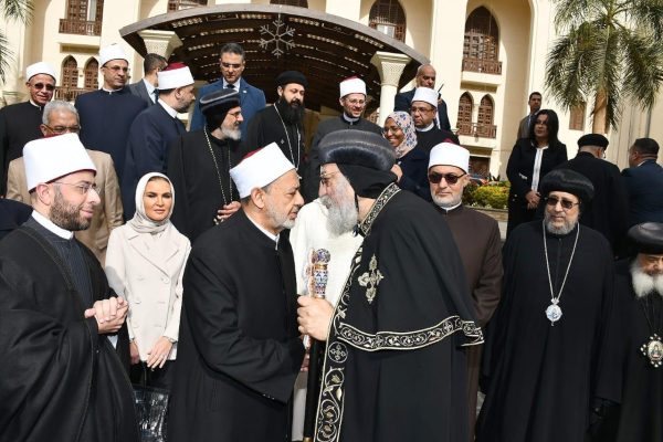 شيخ الأزهر يرافقه قيادات المؤسسات الدينية يهنئون البابا تواضروس بعيد الميلاد المجيد.. صور - 17 - سيناء الإخبارية