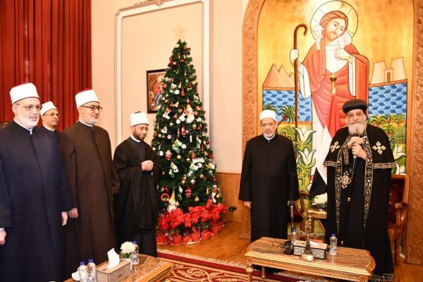 شيخ الأزهر يرافقه قيادات المؤسسات الدينية يهنئون البابا تواضروس بعيد الميلاد المجيد.. صور - 13 - سيناء الإخبارية