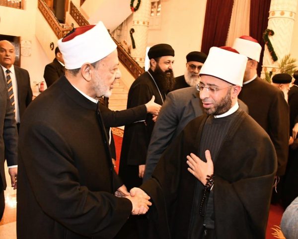 شيخ الأزهر يرافقه قيادات المؤسسات الدينية يهنئون البابا تواضروس بعيد الميلاد المجيد.. صور - 7 - سيناء الإخبارية