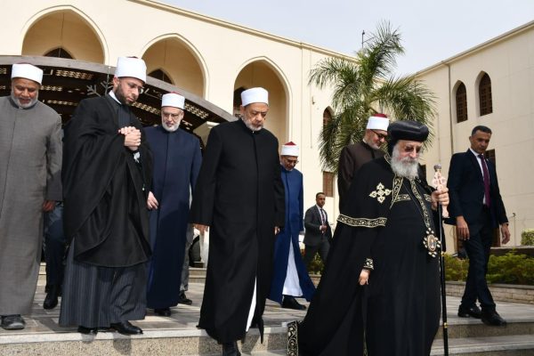شيخ الأزهر يرافقه قيادات المؤسسات الدينية يهنئون البابا تواضروس بعيد الميلاد المجيد.. صور - 3 - سيناء الإخبارية