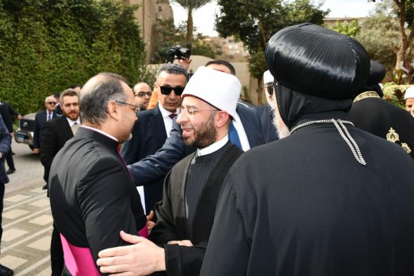 شيخ الأزهر يرافقه قيادات المؤسسات الدينية يهنئون البابا تواضروس بعيد الميلاد المجيد.. صور - 1 - سيناء الإخبارية