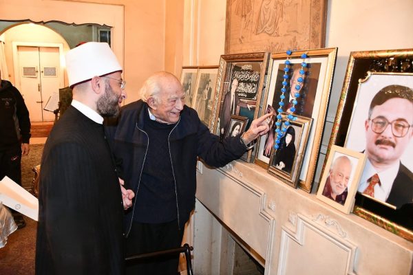 وزير الأوقاف يفاجئ الفنان رشوان توفيق بزيارته في منزله.. صور - 1 - سيناء الإخبارية
