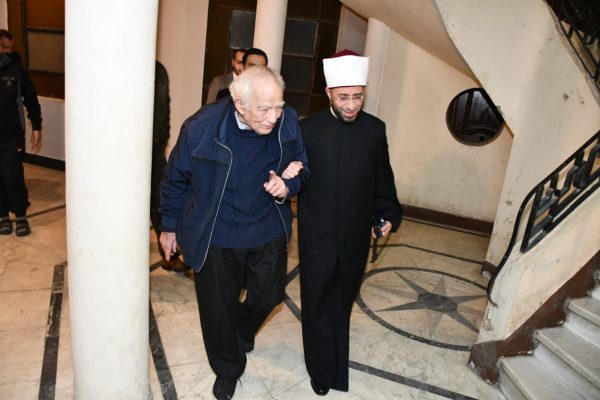 وزير الأوقاف يفاجئ الفنان رشوان توفيق بزيارته في منزله.. صور - 3 - سيناء الإخبارية