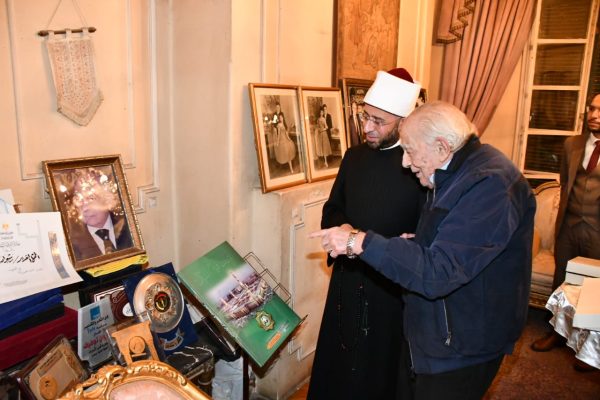 وزير الأوقاف يفاجئ الفنان رشوان توفيق بزيارته في منزله.. صور - 7 - سيناء الإخبارية