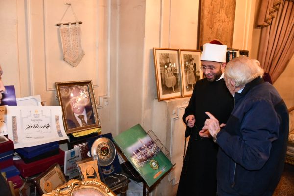 وزير الأوقاف يفاجئ الفنان رشوان توفيق بزيارته في منزله.. صور - 9 - سيناء الإخبارية