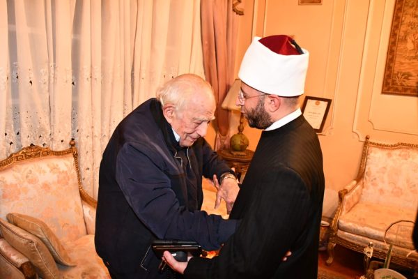 وزير الأوقاف يفاجئ الفنان رشوان توفيق بزيارته في منزله.. صور - 13 - سيناء الإخبارية
