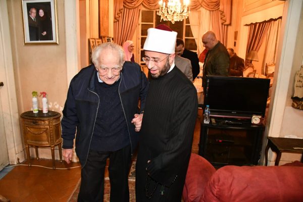 وزير الأوقاف يفاجئ الفنان رشوان توفيق بزيارته في منزله.. صور - 11 - سيناء الإخبارية