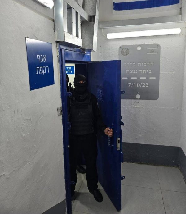 إعلام الاحتلال يكشف عن قسم جديد للأسرى الفلسطينيين تحت الأرض.. صور - 1 - سيناء الإخبارية