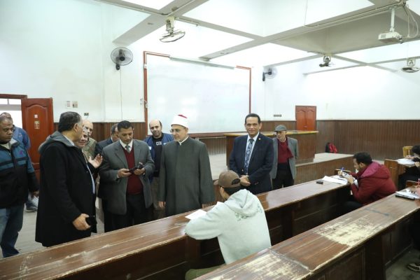 رئيس جامعة الأزهر ونائب شئون التعليم يتفقدان لجان امتحانات الفصل الدراسي الأول بكلية التجارة - 1 - سيناء الإخبارية