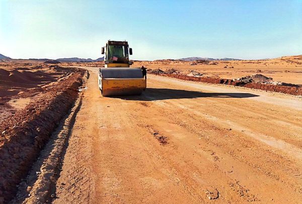 رئيس مجلس مدينة أبو زنيمة يتابع تنفيذ المرحلة الثانية لطريق أبو زنيمة - الرملة - 1 - سيناء الإخبارية