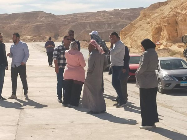 مجلس مدينة أبو زنيمة يتابع مشروع الحماية لخط المياه الرئيسي ويطالب المقاولون العرب برفع المخلفات - 7 - سيناء الإخبارية