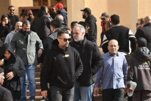 أحمد العوضي وعمرو محمود ياسين ومحمود ياسين جونيور من بين حضور جنازة والد ياسمين عبد العزيز - 5 - سيناء الإخبارية