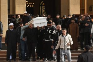 أحمد العوضي وعمرو محمود ياسين ومحمود ياسين جونيور من بين حضور جنازة والد ياسمين عبد العزيز - 7 - سيناء الإخبارية