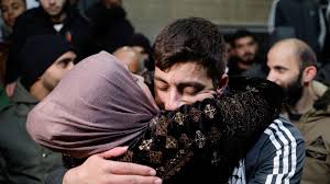الأسرى الفلسطينيين المحررين من سجون الاحتلال يصلون إلى منازل عوائلهم - 1 - سيناء الإخبارية