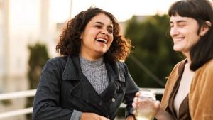 الجلوس مع الأصدقاء والاستمتاع بالوقت معهم له الكثير من الفوائد النفسية والصحية - 3 - سيناء الإخبارية