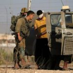 الجيش الإسرائيلي يشتبك مع عشرات الفلسطينيين خلال استقبالهم الأسرى القادمين بسجن عوفر - 15 - سيناء الإخبارية