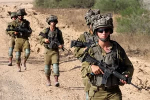 الجيش الإسرائيلي يشتبك مع عشرات الفلسطينيين خلال استقبالهم الأسرى القادمين بسجن عوفر - 1 - سيناء الإخبارية