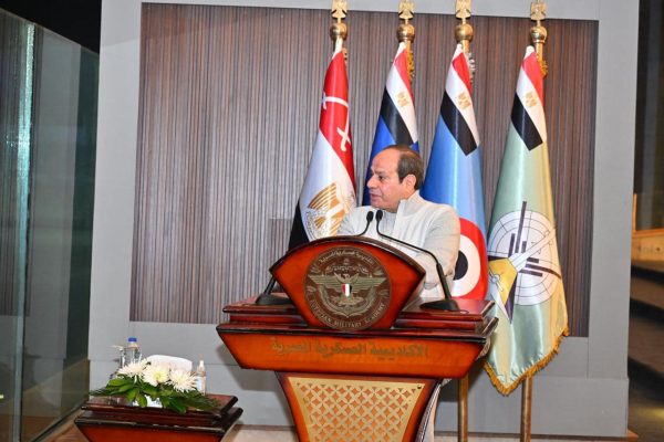 الرئيس السيسي يشارك طلبة الأكاديمية العسكرية صلاة الفجر ويتابع تدريباتهم الصباحية - 7 - سيناء الإخبارية