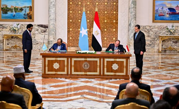الرئيس السيسي يستقبل نظيره الصومالي ويوقعان إعلانًا سياسيًا لرفع العلاقات إلى مستوى الشراكة الاستراتيجية - 1 - سيناء الإخبارية