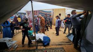 الشعب الفلسطيني ينتظر في مخيمات النزوح بغزة ما ستسفر عنه صفقة تبادل ومباحثات التهدئة بالدوحة - 3 - سيناء الإخبارية