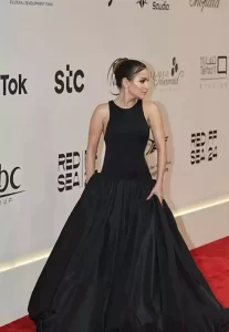 الفنانة جميلة عوض تنشر مجموعة من الصور أثناء جلسة تصويرها الأخيرة - 3 - سيناء الإخبارية