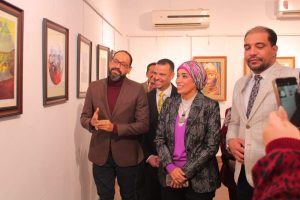 بالصور..افتتاح ثلاثة معارض فنية لأساتذة كلية الفنون الجميلة بالأقصر - 17 - سيناء الإخبارية