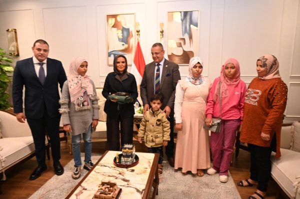 بيت الزكاة يحقق حلم طالبتين مكفوفتين بجنوب سيناء بتقديم أجهزة تابلت تعليمية متطورة - 1 - سيناء الإخبارية