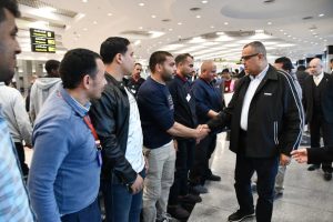 محافظ جنوب سيناء يوزع كراتين مواد غذائية وبطاطين للعمال بمطار شرم الشيخ تقديرا لدورهم - 5 - سيناء الإخبارية