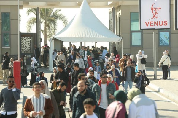 إقبال جماهيري كبير في اليوم الثالث لمعرض القاهرة الدولي للكتاب 2025 - 7 - سيناء الإخبارية