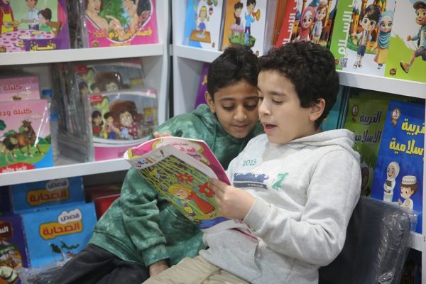 طرائف معرض الكتاب.. ضحكات بين الرفوف ودهشة بين الصفحات - 1 - سيناء الإخبارية